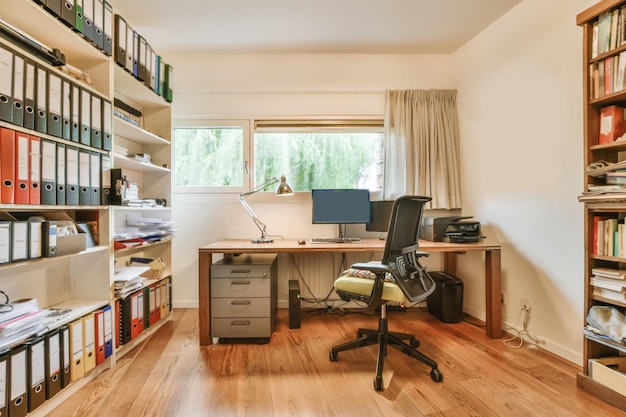 Ein Arbeitszimmer mit Schreibtisch und Fenster