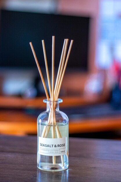 Ein Aromadiffusor mit Aromaöl und Stäbchen im Büro neben dem Computer schafft eine Atmosphäre der Ruhe und Geborgenheit