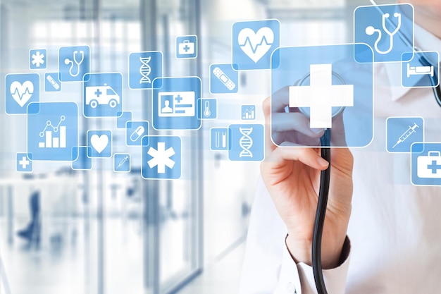 Ein Arzt, der ein Stethoskop mit Symbolen von Medizin- und Gesundheitssymbolen darauf verwendet.