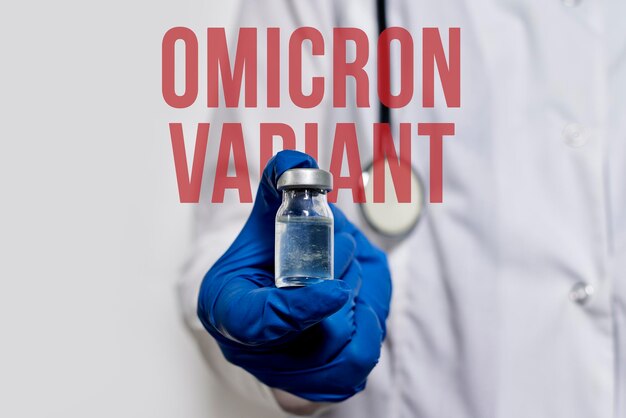 Ein Arzt hält einen Impfstoff gegen die neue Omicron-Variante von Covid19 bereit