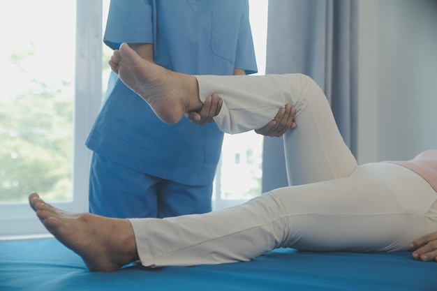 Ein Arzt oder Physiotherapeut untersucht Rückenschmerzen und den Wirbelsäulenbereich, um im Rehabilitationszentrum Ratschläge zu geben