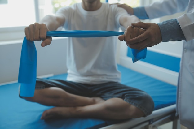 Ein Arzt oder Physiotherapeut untersucht Rückenschmerzen und den Wirbelsäulenbereich, um im Rehabilitationszentrum Ratschläge zu geben