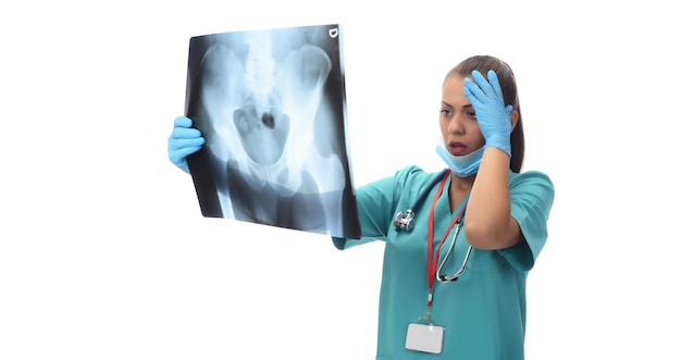 Foto ein arzt oder radiologe hält ein röntgenbild eines patienten.