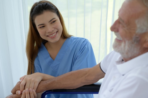 Foto ein arzt spricht mit einem älteren patienten mit symptomen der depressionen und schaut in einem speziellen patientenzimmer durch das fenster auf die natur.