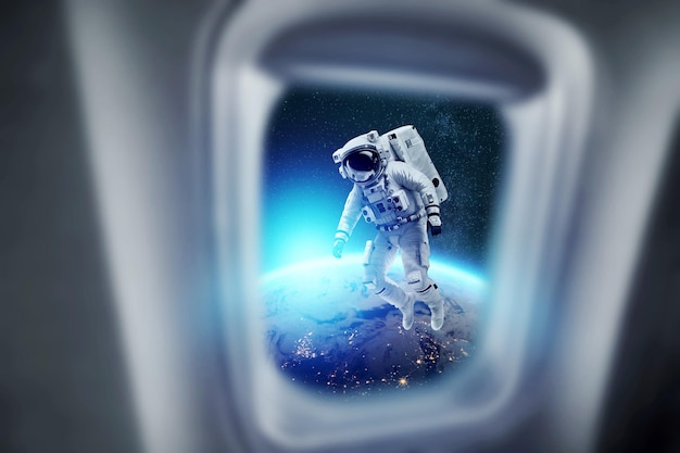 Ein Astronaut in einem weißen Raumanzug, der im Weltraum vor dem Hintergrund des Planeten Erde hängt Kopierraum