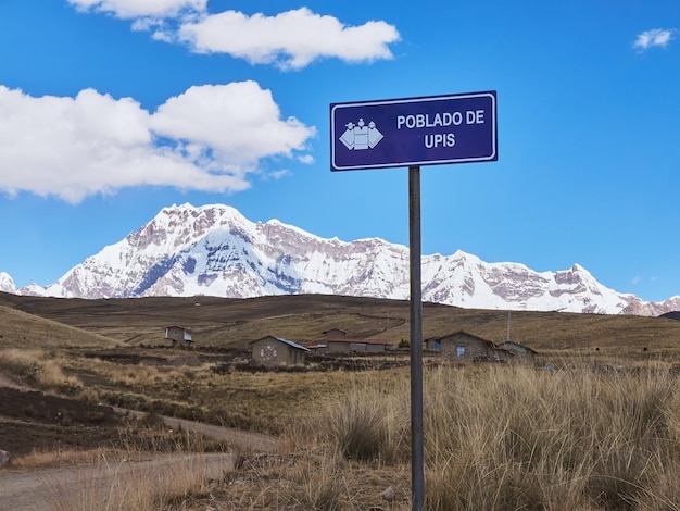 Ein atemberaubender Blick auf den wunderschönen, schneebedeckten Ausangate-Berg in Peru