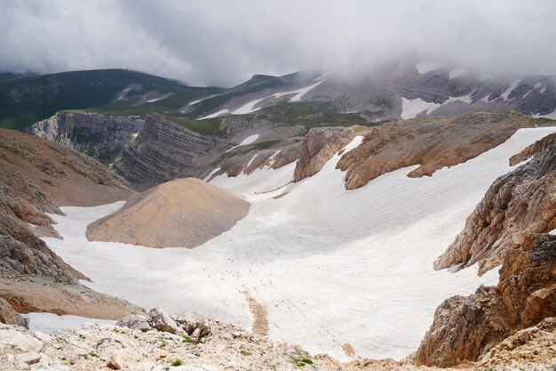 Foto ein atemberaubender blick auf eine bergschlucht mit einem geschmolzenen gletscher im inneren