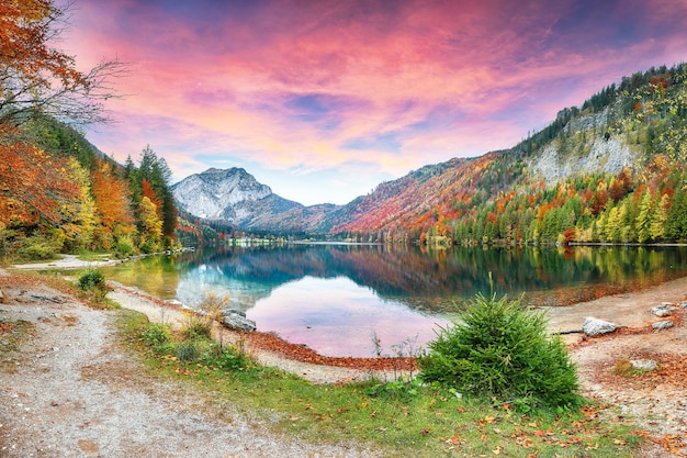 Ein atemberaubender Herbstbild des Vorderer Langbathsees