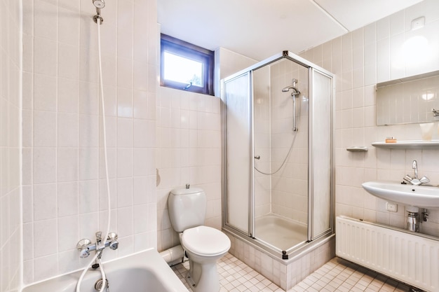 Ein atemberaubendes Badezimmer in Weißtönen und einem kleinen Fliesenboden