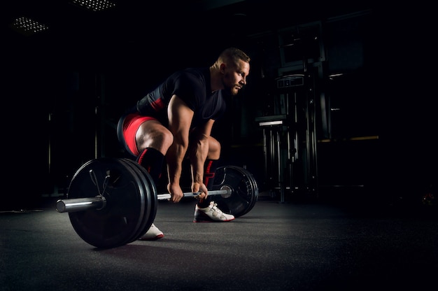 Ein Athlet im Fitnessstudio ist bereit, eine Übung namens Kreuzheben durchzuführen