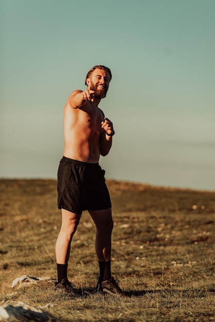 Ein Athlet ruht sich nach einem anstrengenden Lauftraining auf einem Berg aus