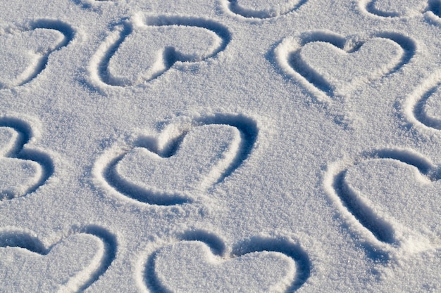 Ein auf Schnee gezeichnetes Herzsymbol