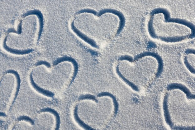 Ein auf Schnee gezeichnetes Herzsymbol