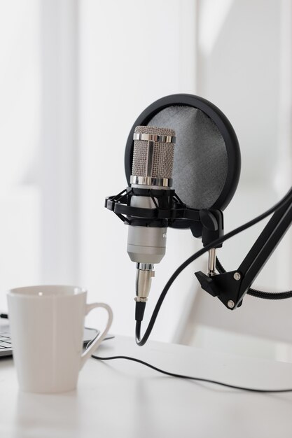 Ein Aufnahmestudio mit Mikrofonen und Kopfhörern Ein Studio zum Aufnehmen eines Podcasts und Erstellen