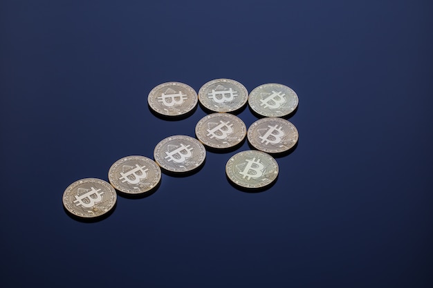 Ein aufsteigender Pfeil bestehend aus Bitcoins