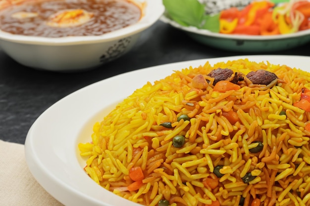 Ein ausgezeichnetes Reisgericht aus dem Nahen Osten Eine schmackhafte Mischung aus Gewürzen und Aromen