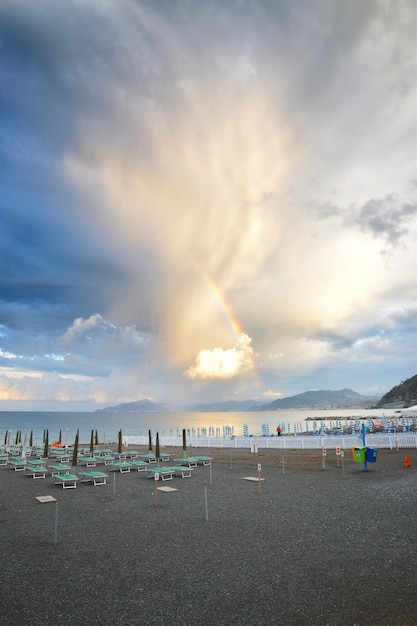 Ein außergewöhnlicher Regenbogen über dem Meer schafft eine magische Atmosphäre