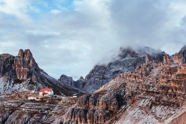 Ein außergewöhnliches Schauspiel Touristengebäude warten auf die Menschen, die durch diese erstaunlichen Dolomitenberge gehen wollen