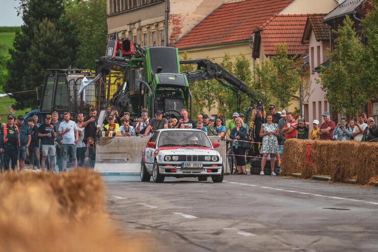 ein Auto, auf dem C4 steht, fährt eine Straße hinunter