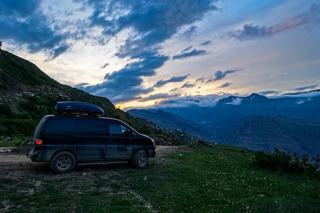 Ein Auto auf dem Hintergrund eines Bergblicks vom alten Dorf Goor Russland Dagestan 2021