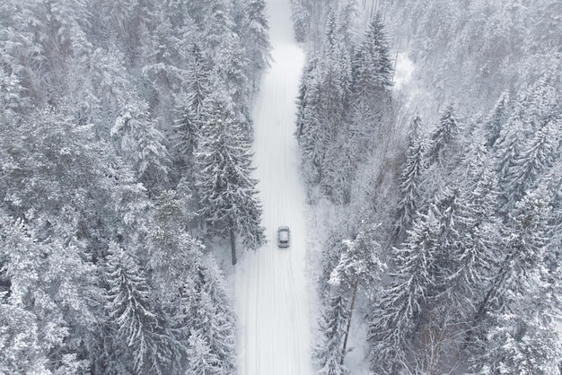 Ein Auto in einem wunderschönen winterlich schneeweißen Wald Thema Kraftverkehr und Mobilität