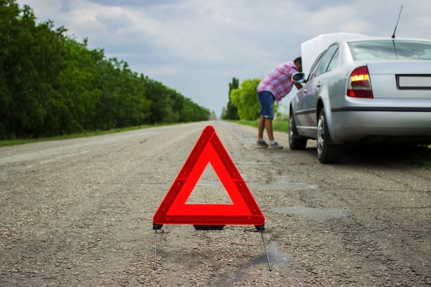 Ein Auto mit einer Panne entlang der Straße