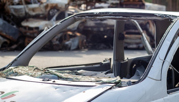 Ein Auto nach einem Unfall mit zerbrochener Heckscheibe Zerbrochenes Fenster in einem Fahrzeug Das Wrack