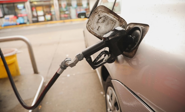 Ein Auto steht an einer Tankstelle.