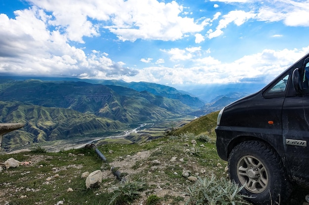 Ein Auto vor dem Hintergrund einer atemberaubenden Aussicht auf die Berge in Dagestan Kaukasus Russland 2021