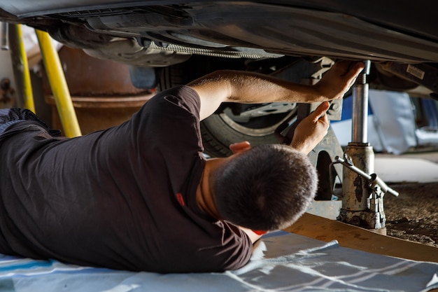 Ein Automechaniker arbeitet in einer Garage. Autoreparatur