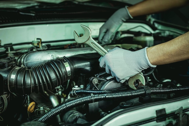 Ein Automechaniker führt in einer Werkstatt eine Autoreparatur durch