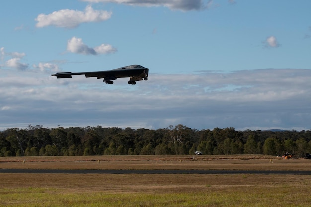 Ein B-1B-Bomber hebt in den Himmel ab.