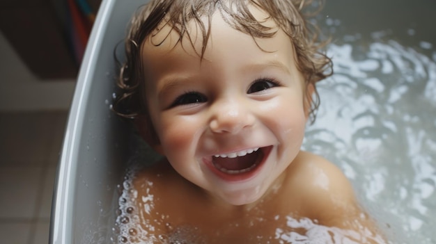 ein Baby, glückliche Badezeit, ein Kind, das in der Badewanne lacht