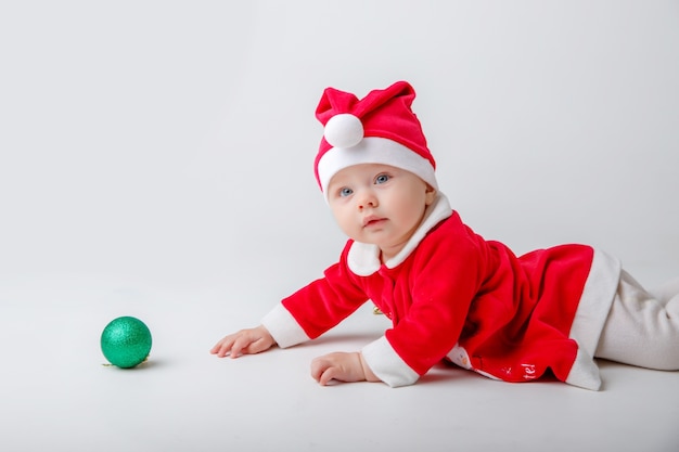 Ein Baby in einem Weihnachtsmannkostüm