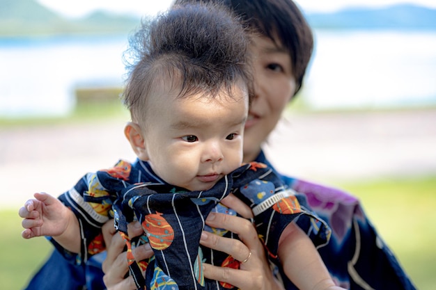 Ein Baby mit einem Raumanzug