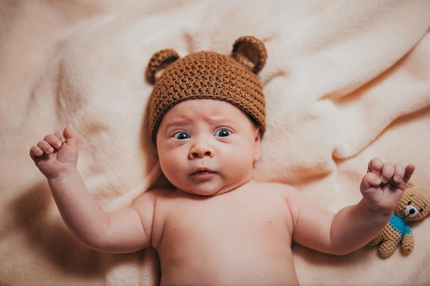 Ein Baby mit Hut auf einer Decke