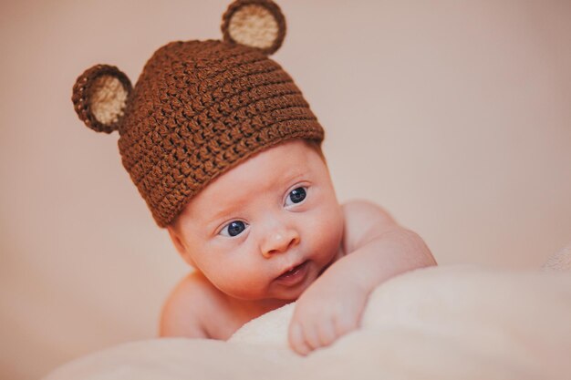 Ein Baby mit Hut auf einer Decke