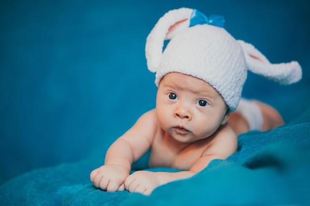 Ein Baby mit Hut auf einer Decke