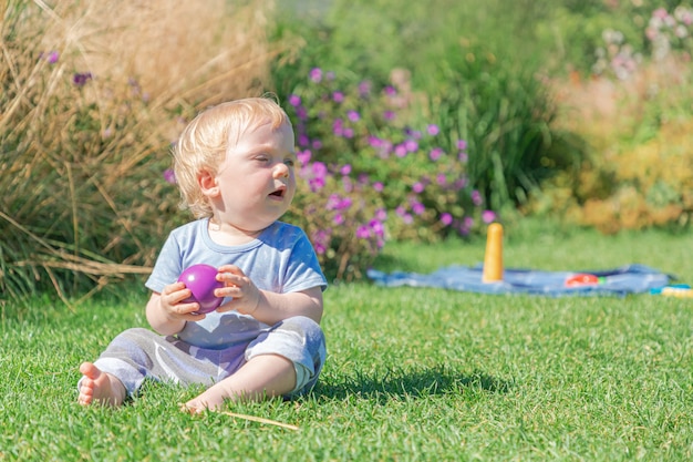 Ein Baby spielt auf dem Rasen