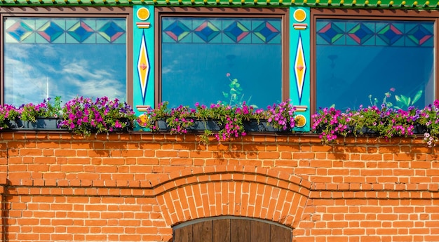 Ein Backsteingebäude mit einer bunten Backsteinmauer und einem Fenster mit der Aufschrift „New York“ auf der Oberseite.