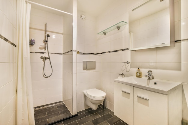Ein Badezimmer mit Toilette, Waschbecken und Dusche