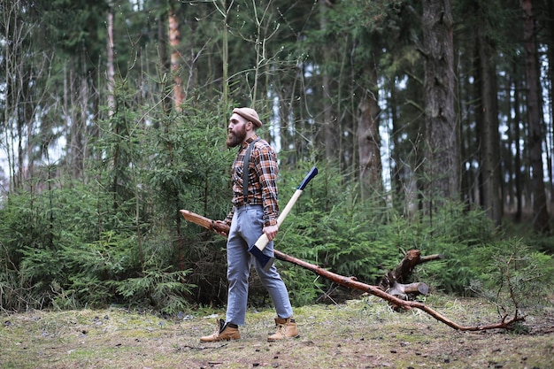 Ein bärtiger Holzfäller mit einer großen Axt