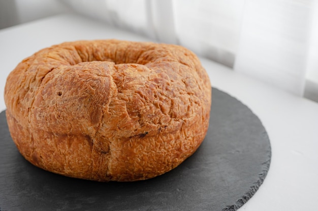 Ein Bagel auf einer schwarzen Steinplatte