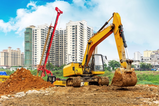 ein Bagger, der an einer Baustelle arbeitet