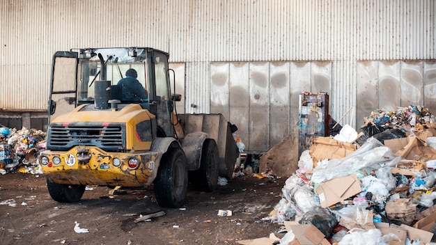 Ein Bagger, der in einer Abfallsortieranlage arbeitet