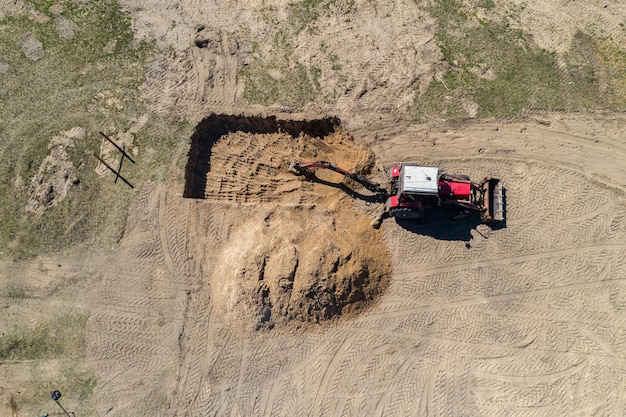 Ein Bagger gräbt ein Loch auf einer Baustelle