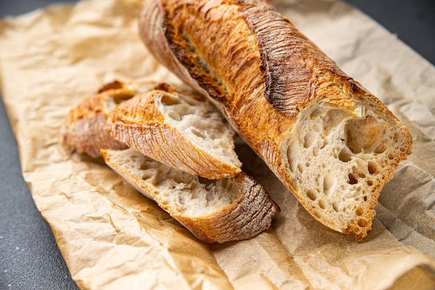 Ein Baguette mit einem halbierten Baguette.