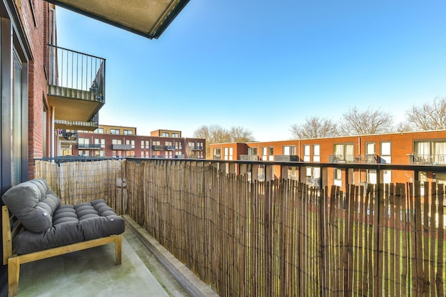 Foto ein balkon mit einer couch und einem zaun und a