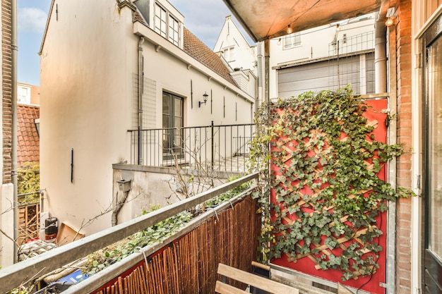 Ein Balkon mit einer Pflanze an der Wand und a