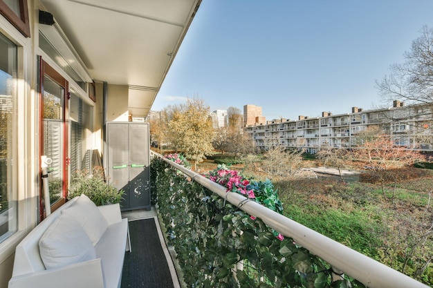 Ein Balkon mit einer weißen Couch und einer grünen Wand